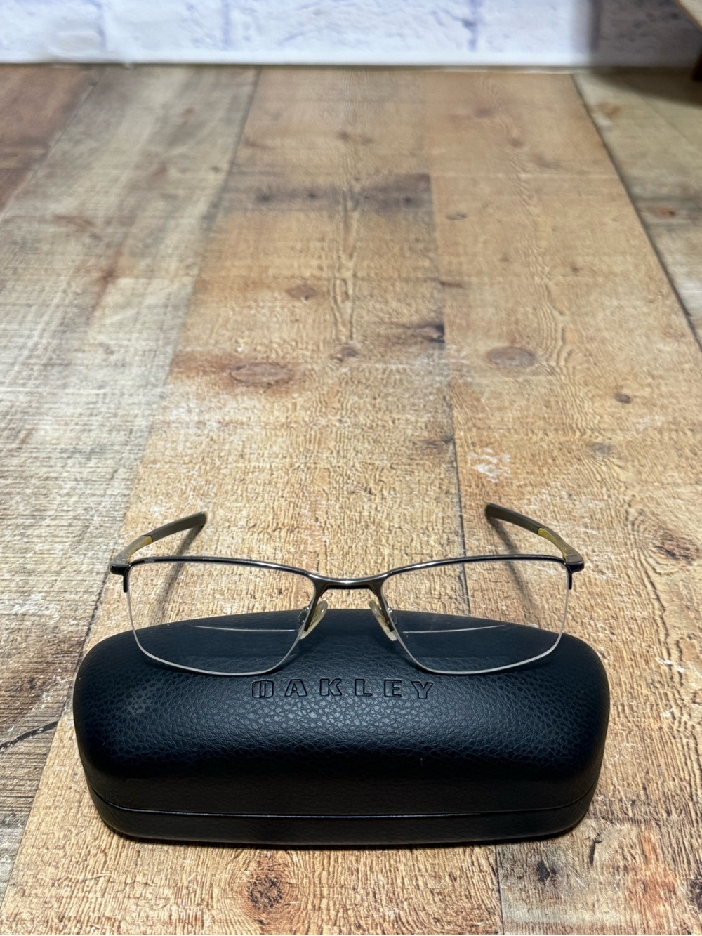 oakley socket 5.5 ox 3218 1554 frames matte gunmetal yellow Glasses.
Excellent
